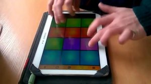 Пацан круто играет на Drum Pads 24