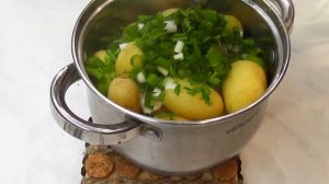 Очень вкусная картошка с зеленью. Вареная картошка заправленная сметаной.