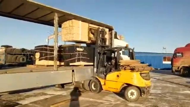 Вилочный погрузчик в работе