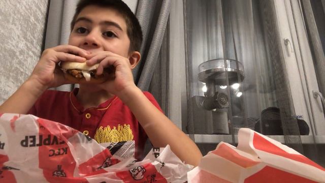 Мукбанк KFC смотреть онлайн