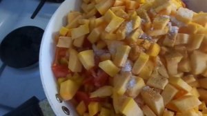 Приготовление очень вкусного и сочного овощного рагу из тыквы с зеленью и яйцом.