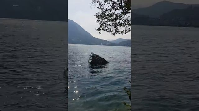 Озеро Лугано с  плавающими айсбергами Швейцария Lake Lugano with floating icebergs Switzerland