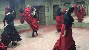 Sevillana con bata de cola y castañuelas, ensayo. Севильяна с бата де кола и кастаньетами.