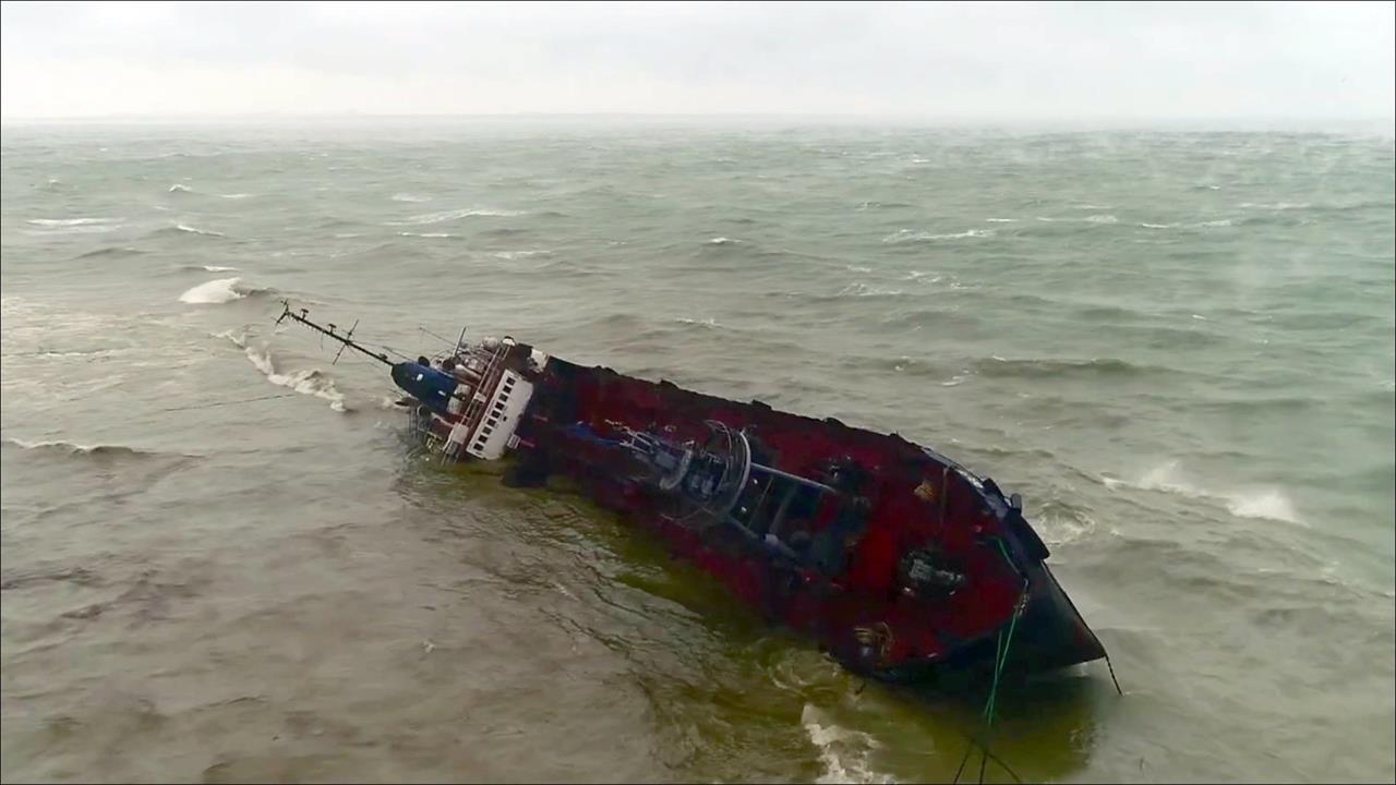 Утонул черное море. Катастрофа в Керченском проливе 2007. Танкер в черном море. Авария Керченский пролив 2007. Крушение танкера Эксон Валдез.