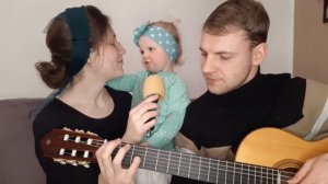 ПТИЧКА СЕЛА НА ОКОШКО (мама поет с дочкой под гитару) 7я Дегтяревых |смешные дети|