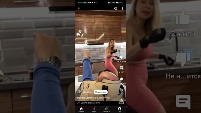 Муж ищет наушник для жены в ее сумке.