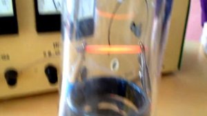 Лампа накаливания из угольного стержня