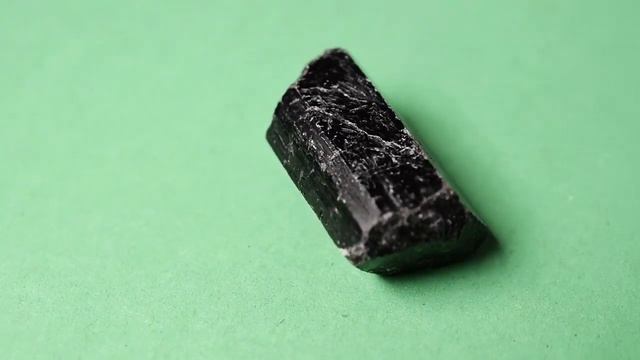 Шерл черный турмалин, 33 гр., срез минерала, 405ФГШ смотреть онлайн