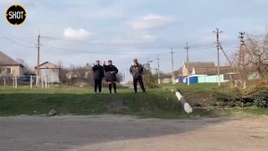 Жители освобождённых населённых пунктов в Харьковской области встречают российских военных.