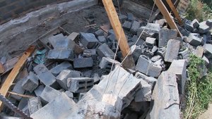 Завалил гараж из шлакоблока экскаватором-погрузчиком.