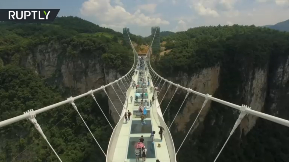 Открыт самый длинный в мире подвесной мост из стекла смотреть онлайн