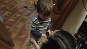 Жена пришла с работы.