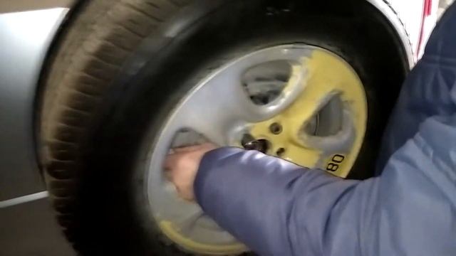 Suzuki Grand Vitara, гремит кожух запасного колеса, как избавиться от грохота? смотреть онлайн