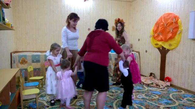 Хороводная пляска: "Ходит Осень по дорожкам" смотреть онлайн