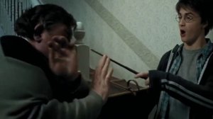 Гарри Поттер и узник азкабана момент с гарри когда он уходит от плохих родственников
