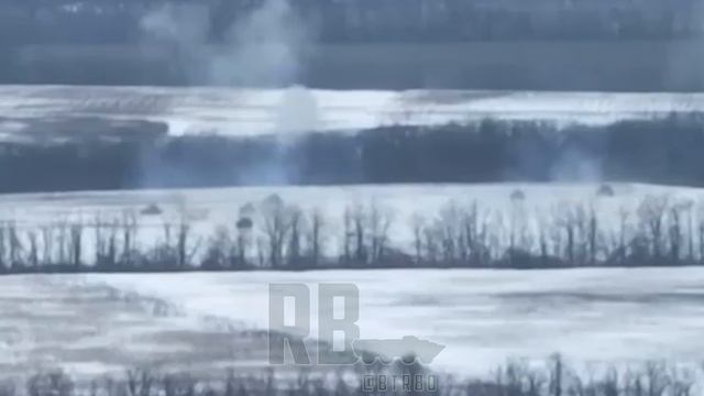 Российская бронетехника атакует позиции украинских боевиков