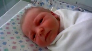 Малыш чихает!