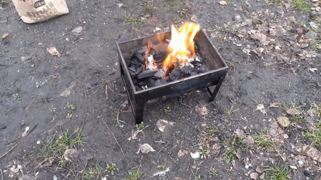 как быстро разжечь угли для шашлыка в маленьком мангале Жарим сосиски