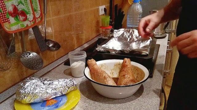 Голень индейки, запечённая в меду