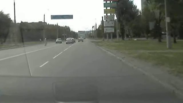 Прыгает под колеса, болтая по телефону смотреть онлайн