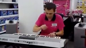 Круто сыграл на синтезаторе