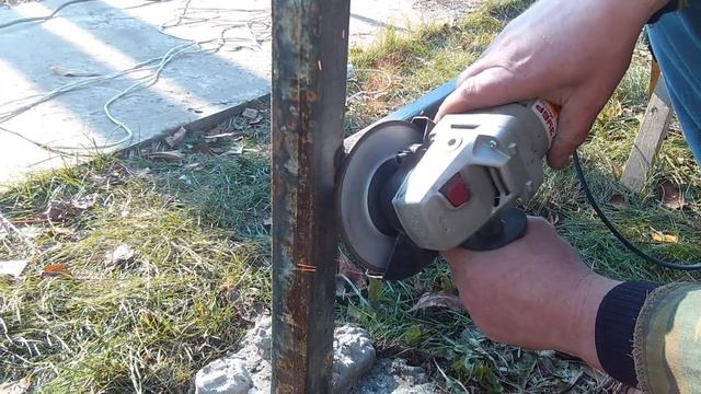 Бетонируем столбы и варим конструкцию.