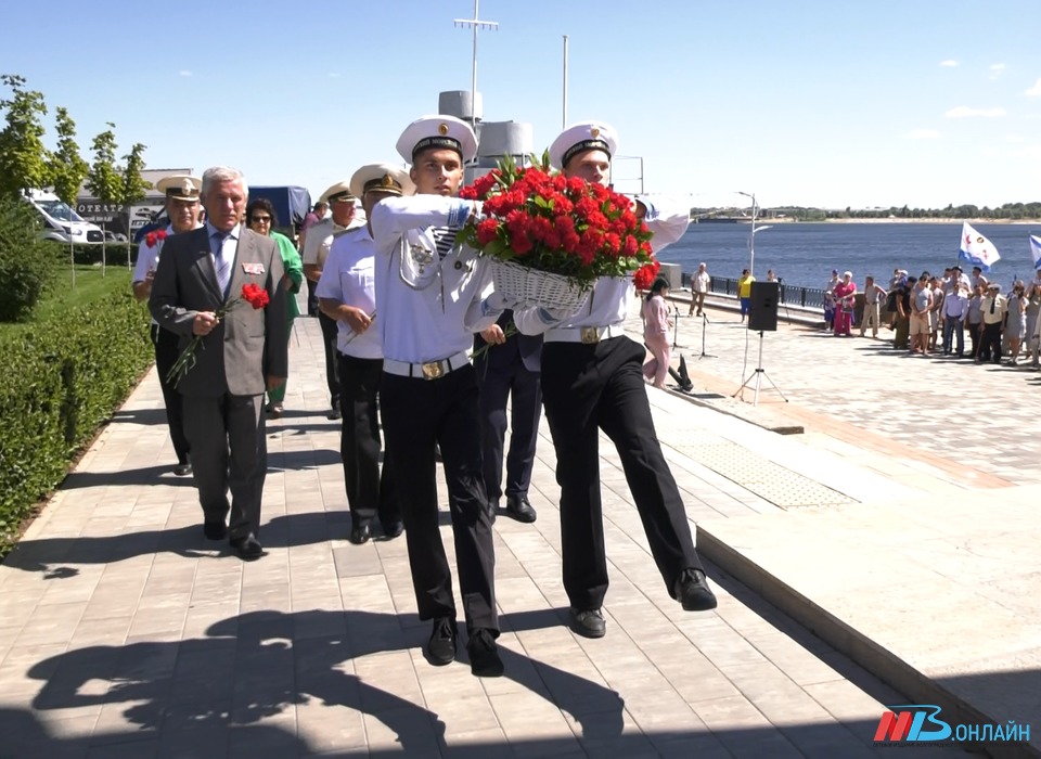 В Волгограде почтили память моряков и речников Волжской военной флотилии