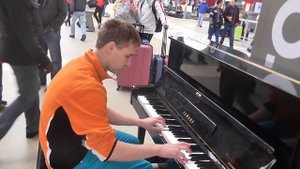 Максим Чечнев на необычном вокзале