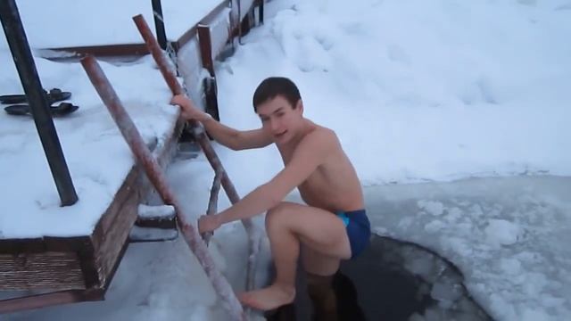 Купание в проруби 5 января 2013 смотреть онлайн