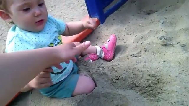 Девочка играет в песочнице смотреть онлайн