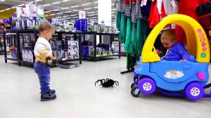 Bad Baby Гигантские Пауки Напали в Супермаркете Giant Spiders Attack in Supermarket
