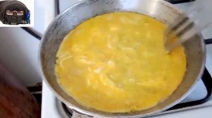 Омлет с ветчиной и сыром на сковороде