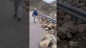 Огромный камень на дороге в урочище Джилы-су. Кабардино-Балкария. Приэльбрусье. Кавказские горы.
