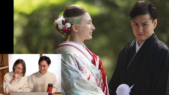 初めて撮ったウェディングフォトを見る夫婦 смотреть онлайн