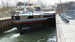 Viereth корабль проходит шлюз Майн-Дунай. Французс