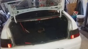 #Ставим газовый упор на багажник