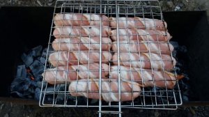 Сосиски с беконом на мангале