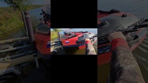 Слип ПВХ лодки на прицепе с роликовой системой