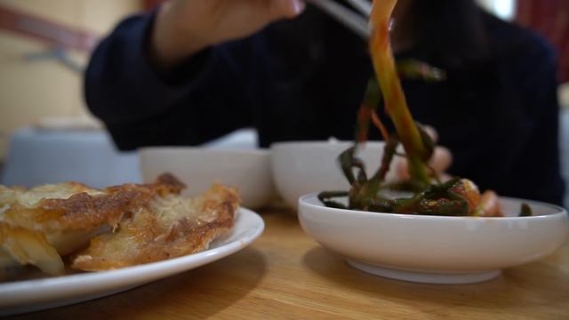 Завтрак, обед и ужин из того, что нашла в холодильнике / На даче в Южной Корее смотреть онлайн