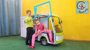 Диана и Даня строят машину - Делаем двери для Автобуса. Манкиту.