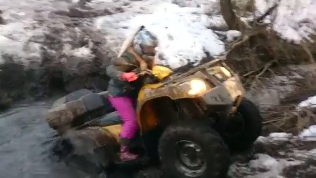 Девушка #на квадрике #застряла в грязи смотреть онлайн