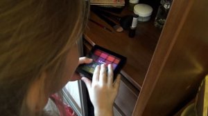 Девчонки красятся, Алена и Тоня играют с косметикой!