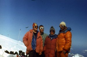 _Мы с тобой давно уже не те_ - автор - Аделунг Юрий