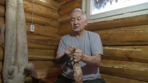 Подготовка пушнины к сдаче.