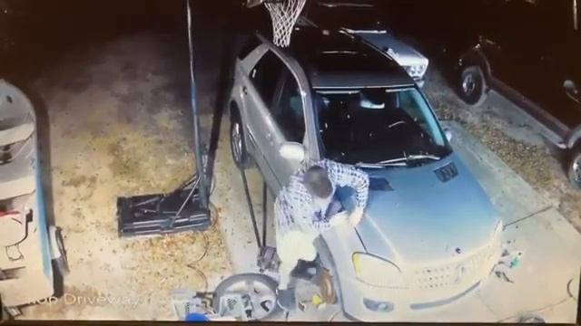 Парень прищемил пальцы капотом автомобиля во время его обслуживания смотреть онлайн