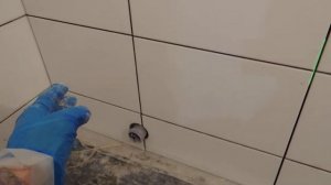 Как приклеить кривую плитку на неровные стены .