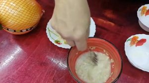 Простой, быстрый завтрак из яиц, овсяных хлопьев и молока.