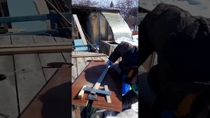 отрезать маленький добор из наличника электролобзиком