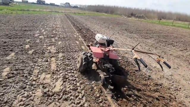 вспашка на спаренных 10х колёсах на 1й и  2й передаче.замер глубины вспашки.