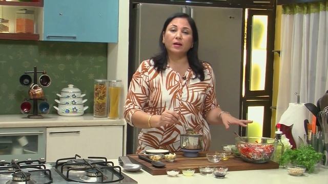 Thai Crunchy Salad with Peanut Dressing | Thai Recipes | Sanjeev Kapoor Khazana смотреть онлайн